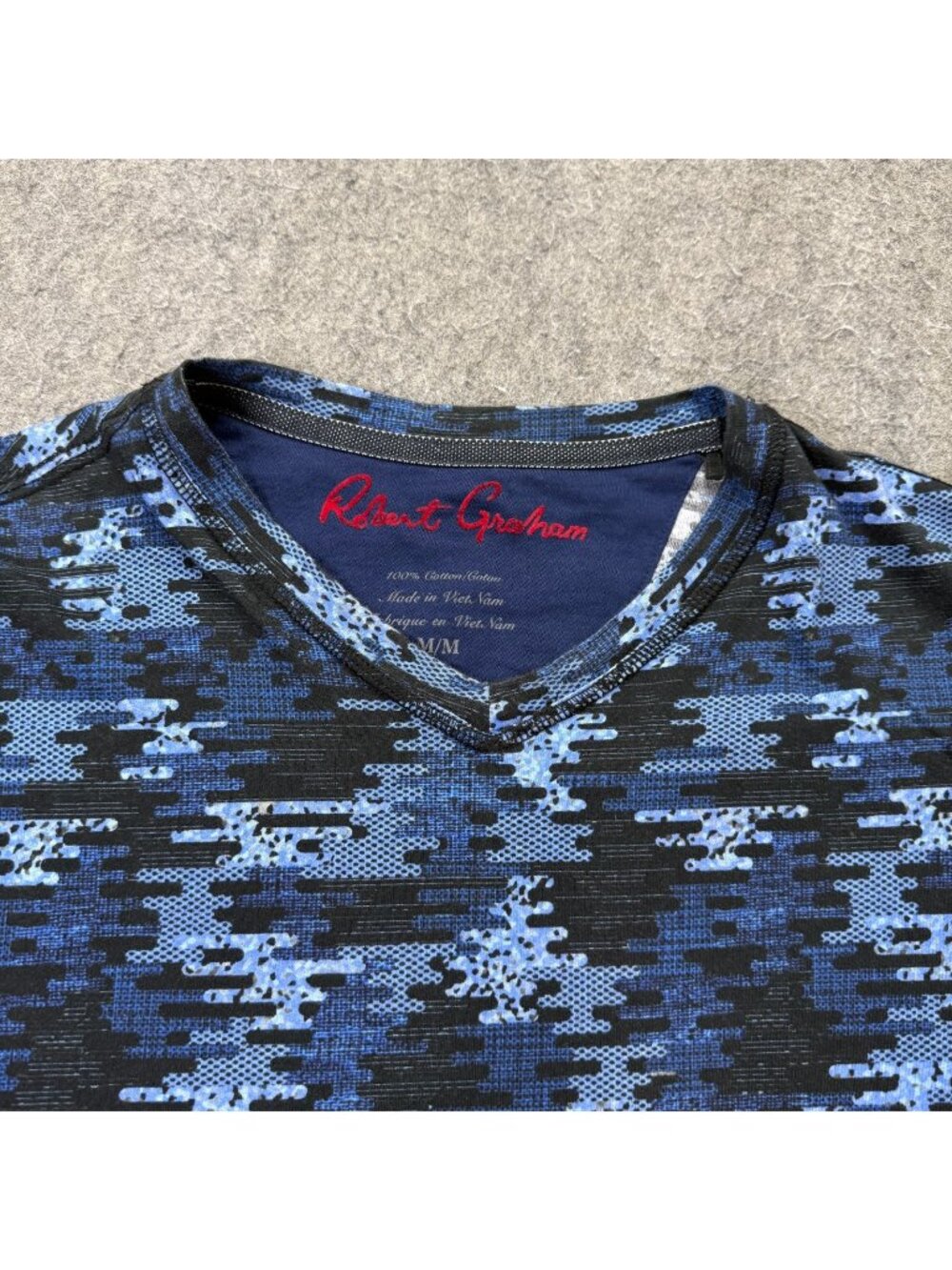 Robert Graham T-Shirt Men M Blue Black Camouflage V-Neck Short Sleeve